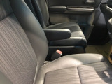 アームレストは、運転中の腕をしっかりと支えることで、疲労を大きく軽減してくれます。