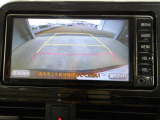 バックガイドモニターで、後方を確認しながら安心して駐車することができます。