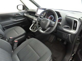 シンプルで使いやすいデザインの運転席です。