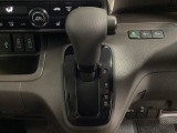CVT車のセレクトレバーです。低速から高速まで、変速ショックのないスムーズな走りを実現するとともに、エンジン効率のよい領域を維持することで燃費にも貢献します。