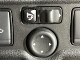 【電動格納ミラー】運転席のスイッチで、ドアミラーの開閉や角度の調整ができます。