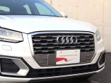 ●一目でAudiとわかる特徴的なシングルフレームグリル・LEDランプ。精悍なフロントマスクからAudiのスマートで上品なブランドを連想させてくれます。女性にも大変ご好評頂いております。