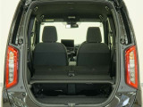 2列目シートを倒すことで、大変広いラゲッジスペースとなります。大きな荷物を積んだりと様々な用途にご利用いただけます。