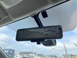 【デジタルルームミラー】車両後方カメラの映像をルームミラーに映すことが出来ます。 そのため、後席に人や荷物があって後方が見えづらい場合でもしっかり視界を確保することが出来ます。