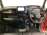 車内は光触媒抗菌消臭施工済です。スタイリッシュなデザインでスポーティなインパネ周りを演出します。グローブボックスやカップホルダーのほかにトレーなどたくさんの収納スペースが付いています。