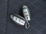 『インテリジェントキー』ですのでポケットやかばんに入れたままでもドアに付いているボタンを押してキーの開閉が出来ます♪♪ エンジンスタートもワンプッシュorひと捻り♪♪