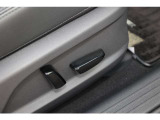 運転席パワーシート装備です。