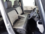 フロントシートはベンチシートです、運転席と助手席の移動が簡単です。真ん中にはアームレストも装備されています! また運転席シートの高さも調整できます。