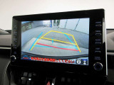 ディスプレイオーディオに後方の視界を表示し、車庫入れをサポート。「距離目安線」「車幅延長線」およびステアリング操作に連動する「予想進路線」を表示します。