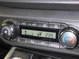 オートエアコン付きなので一度、気温を設定すれば自動的に過ごし易い温度に調整してくれますよ。 車内をいつでも快適空間にしてくれます。