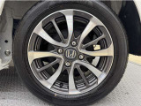アルミホイール付き!「純正」なので車のデザインともマッチしています。お洒落は足元から。。。といいますから♪