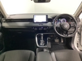 車内は光触媒抗菌消臭施工済です。インパネ周りはスタイリッシュなデザインです。グローブボックスやカップホルダーのほかにトレーなどたくさんの収納スペースが付いています。