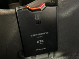 【ETC】有料道路を利用する際に料金所で停止することなく通過できる、ETC車載器(ノンストップ自動料金収受システム機器)が装備されています。セットアップを行うことで利用可能になります。