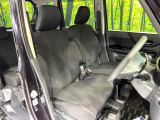 運転席まわりには十分なスペースがあり、大柄な方でもゆったり運転していただける環境です。