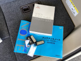 メンテナンスノート【整備記録簿】、取説も揃っています。スマートキーはバッグなどにしまったままボタン操作でエンジンの始動・停止ができて大変便利です。