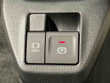 指先だけで簡単に操作が可能な電動パーキングブレーキを採用。「HOLD」スイッチを押すと、渋滞や信号待ちなどでブレーキペダルから足を離しても、ブレーキを保持するので安心です