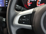便利なステアリングスイッチ付きでナビに目をやらなくても音量調整等が可能です。