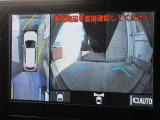 パノラミックビューモニター付きです。車両を上から見たような映像をディスプレイオーディオ画面に表示。運転席からの目視だけでは見にくい、車両周辺の状況をリアルタイムでしっかり確認できます。