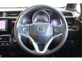 クルーズコントロールが装備されており、速度設定をするだけで一定の速度で自動走行が可能!!一定速度の走行なので燃費の向上やアクセルペダルを踏む必要が無いので長距離ドライブが快適になります!!