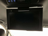 【後席モニター】後部座席専用のテレビモニターを装備しています。DVDを流すもよしテレビを見るもよし。あると便利な人気装備です。