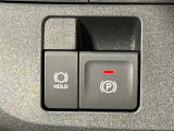 指先だけで簡単に操作が可能な電動パーキングブレーキを採用。「HOLD」スイッチを押すと、渋滞や信号待ちなどでブレーキペダルから足を離しても、ブレーキを保持するので安心です