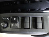 パワーウィンドウスイッチで運転席から全席の窓の開閉ができます。