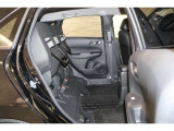 HONDA独自の機構!リアシートはチップアップ(跳ね上げ)することにより背の高い荷物も楽々積み込みすることが可能!!より空間を有効にするためにも大変便利なシートアレンジになります!!