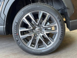【純正18インチアルミホイール】外観にマッチした純正アルミホイールを装着しております。各種社外アルミホイールや、スタッドレスタイヤも取扱いしております。是非ご相談ください♪