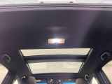 【調光パノラマルーフ】車内の解放感が一気に上がる大型パノラマルーフに調光機能がプラス!日差しが強い時、シェードを閉めなくてもガラスの透明度を調整することで心地よい明るさに♪