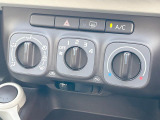 寒い冬も暑い夏も全席に快適な空調を届けてくれる、ダイヤル式エアコンを装備♪