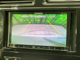 【バックカメラ】駐車時に後方がリアルタイム映像で確認できます。大型商業施設や立体駐車場での駐車時や、夜間のバック時に大活躍!運転スキルに関わらず、今や必須となった装備のひとつです!