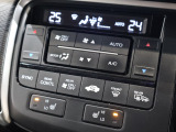 フルオートエアコンが装備されています!お好みの温度設定をするだけでエアコンの風量やモードの切り替えを自動でコントロールしてくれます!ユーザーの操作が少なく燃費走行にもつながります!