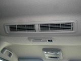 リアシーリングファン装備!ルーフに取り付けたファンで、風を後席にも送風!効率的に循環させることで、室内温度を均一に保ちますので、快適に過ごせます♪