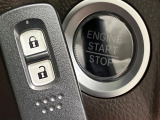 【Hondaスマートキー】カバンやポケットに入れたままでもドアの施錠・解錠が可能なスマートキーを装備。エンジンのオン・オフ時もカギを取り出す必要が無いからとっても便利です♪