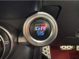 GR専用エンジンスタートボタンです。キーが車内にあれば、エンジンの始動・停止はブレーキを踏んでスイッチを押すだけ!キーを取り出す手間を省き、ワンプッシュでエンジンを操作するので簡単でスムーズです。