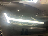 LEDヘッドライトは北欧神話でのトールハンマーがスタイリッシュなデザイン性となっており他車を魅了します。