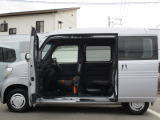 助手席側から乗車する際は、遮る物がありません。