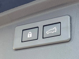【パワーバックドア】スマートキーや運転席のボタンを押すだけでリアゲートが自動で開閉します!荷物を持っている時や、高い位置にあるバックドアを閉める際に便利な機能です♪