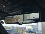 車体に装備したカメラによる後方映像が、ルームミラーに映し出されます。後席に人が座っていても、ラゲッジスペースに荷物を満載していても、車両後方の様子をはっきりと確認できます。