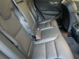 ゆったりとした、ヒーター付きのリアシート。足元も広々としています。そして、万が一の側面衝突にも、インフレータブルカーテンエアバッグが後席の大切なご家族や友人を守ってくれます。