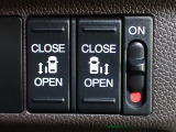 運転席からもスライドドアをボタン操作でスピーディーに開閉できます!またスマートキーでも操作できるので便利です。