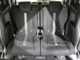後部座席もゆったり座れます。