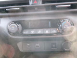 エアコンスイッチです。オートエアコンなので操作も簡単です。
