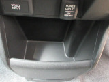 インパネ下に収納スペースをご用意しています。