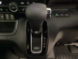 CVT車のセレクトレバーです。低速から高速まで、変速ショックのないスムーズな走りを実現するとともに、エンジン効率のよい領域を維持することで燃費にも貢献します。