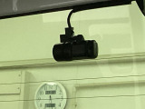 後方にもドライブレコーダーのカメラが付いています。前後両方でお車の周りを監視・記録いたします。