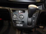 インパネシフトなので、操作がしやすく足元もすっきり!