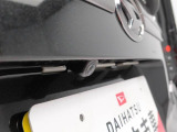 このお車はバックカメラが付いています。ナビをつければ連動できます。バックの操作が楽になります。