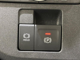 【電動パーキングブレーキ】パーキングブレーキは便利な電動式!ボタン一つで操作でき、アクセルを踏めば自動で解除されます♪レバーやペダルが無いので運転席廻りもすっきりしますね♪