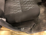 痛みの出やすい運転席シートの角、フロアマット、座面、ともに良好です